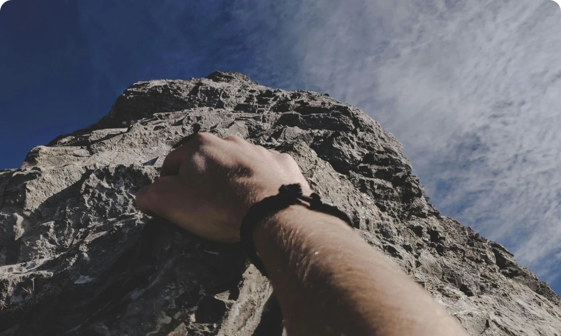 hombre escalando montaña