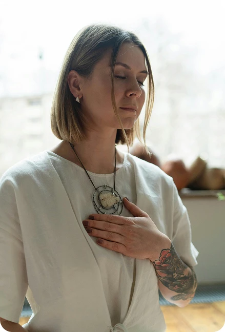 mujer practicando yoga