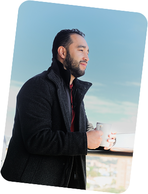 hombre con vaso en la mano Johan Vásquez Mental Training School coaching