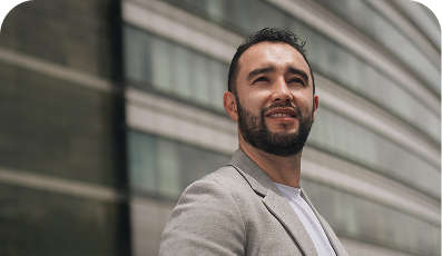 hombre sonriente Johan Vásquez Mental Training School